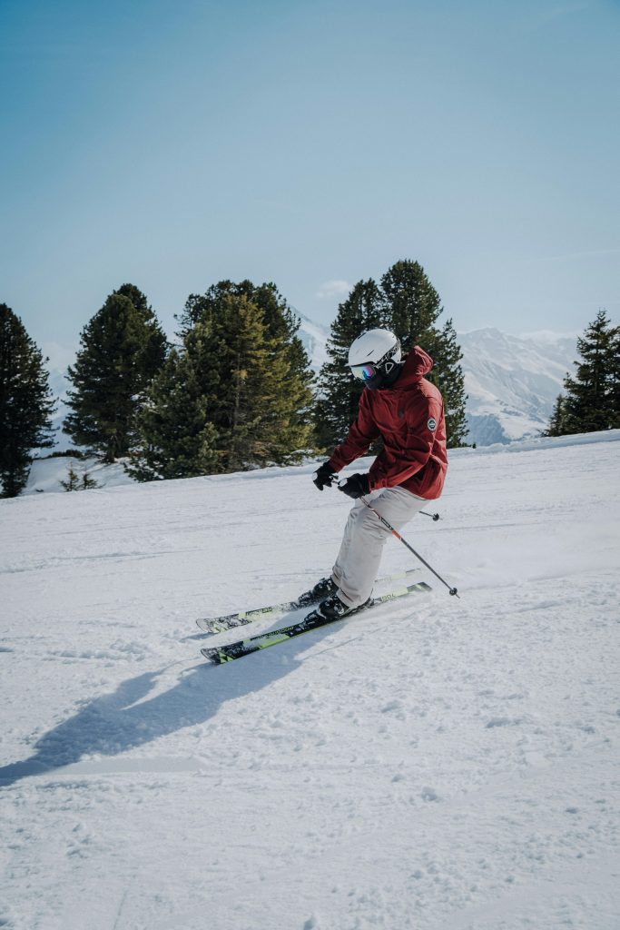 Ski & Activités d'Hiver Un skieur sur les pistes de ski